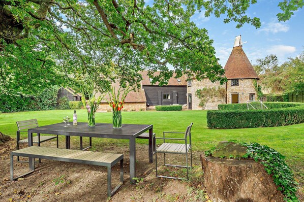 Outdoor dining - Court Lodge is a substantial and picturesque twin roundel oast house set in pretty gardens within th (Heathfield)