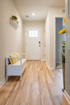 Interior - Modern 4 bdr with King size bed Patio and Late Checkout! (Camden)