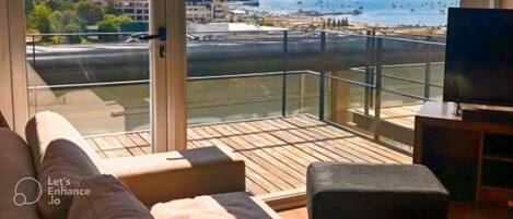 Panoramic-Apartment, 2 Schlafzimmer, Buchtblick | 2 Schlafzimmer, Allergikerbettwaren, kostenloses WLAN, Bettwäsche