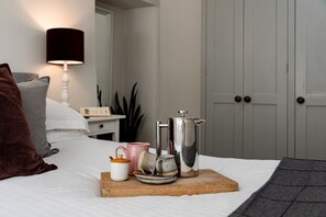 4 عدّة غرف نوم وواي فاي مجانًا وملاءات أسرّة