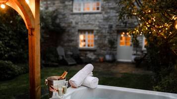 Outdoor spa tub