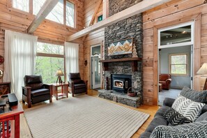 Fernseher, Kamin, DVD-Player, Musikbibliothek