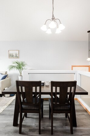 Dining - Centrally located in the beautiful Black Hills - 5 min from downtown Rapid City. (Rapid City)