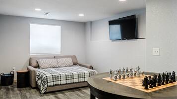 3 bedrooms, desk, WiFi, bed sheets