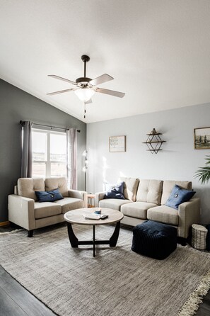 Smart TV, books - Centrally located in the beautiful Black Hills - 5 min from downtown Rapid City. (Rapid City)