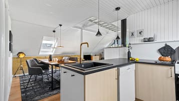 Køleskab, kogeplade, opvaskemaskine, kaffe-/temaskine