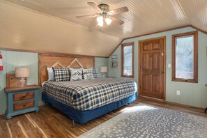 3 soverom, skrivebord, strykejern/-brett og reiseseng for barn