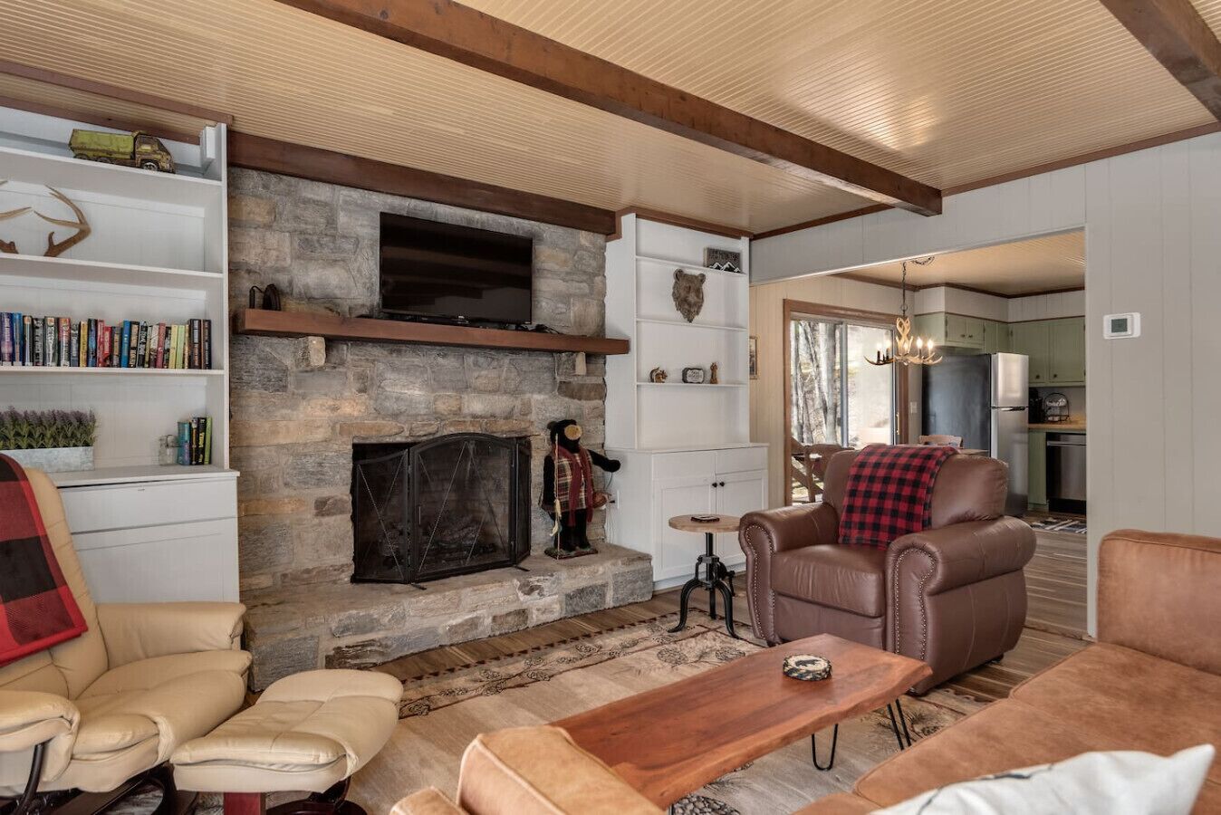 Televisión, chimenea, reproductor de DVD, mesa de ping pong