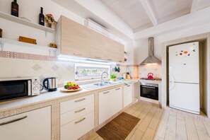 Een koelkast, een microgolfoven, een oven, een kookplaat