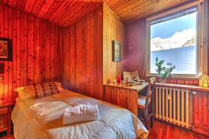 3 habitaciones, escritorio y tabla de planchar con plancha 