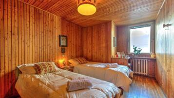 3 bedrooms, iron/ironing board, bed sheets