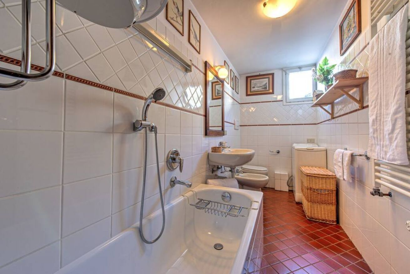 Baignoire, sèche-cheveux, bidet