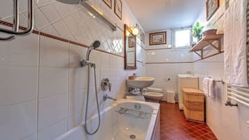 Baignoire, sĂšche-cheveux, bidet