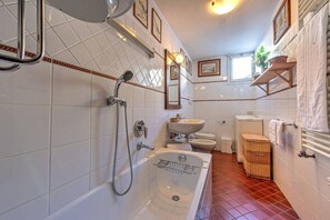 Badewanne, Haartrockner, Bidet, Toilettenpapier