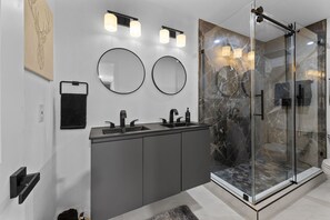 Dusche, Haartrockner, Handtücher, Seife