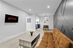 تلفزيون ذكي، برامج وأفلام نتفليكس، هولو، كُتُب