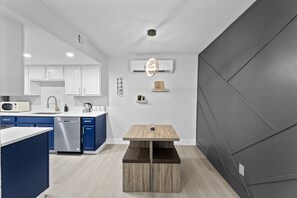 ثلاجة، ميكروويف، فرن، موقد طهي مسطح