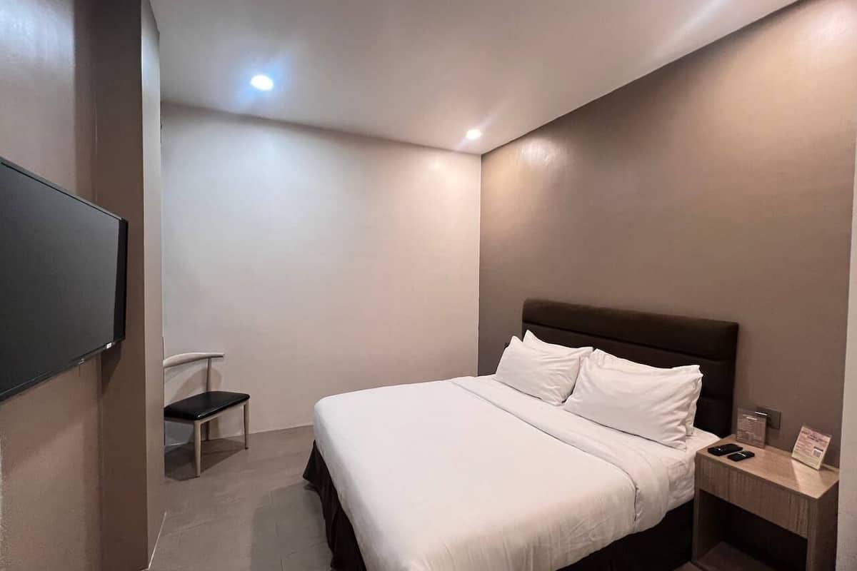 Basic Double Room, 1 Double Bed, No Windows | 1 bedroom, desk, iron/ironing board, free WiFi