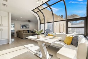 Televisie en een open haard