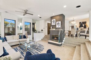 Televisie en een open haard