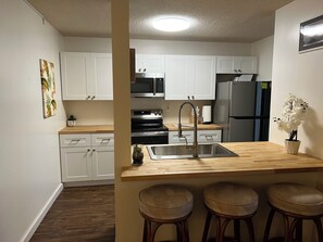 Frigorifero, microonde, forno, piano cottura