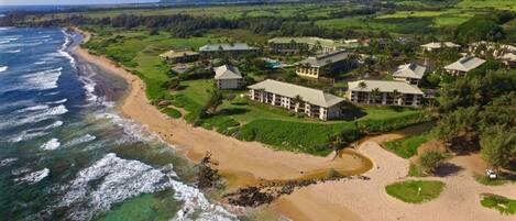 Playa en los alrededores, camastros y toallas de playa