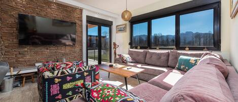 Smart TV, fireplace, ping pong