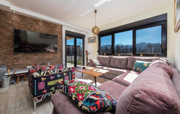 Smart TV, fireplace, table tennis