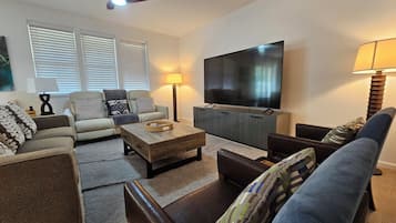 Televisor intel·ligent, futbolí, taula de tennis de taula i llibres