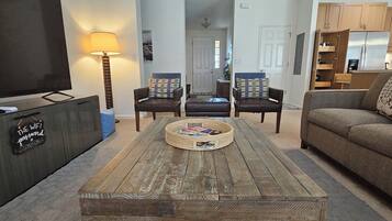 Televisor intel·ligent, futbolí, taula de tennis de taula i llibres