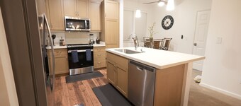 Paradise Ocean Mountain Views-comm. pool,spa&gym. Ping Pong, Air Hockey/foosball