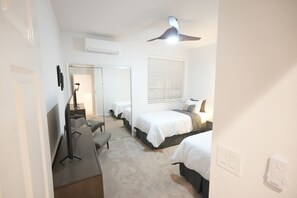 4 habitaciones, escritorio y tabla de planchar con plancha 