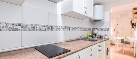 Køleskab, mikrobølgeovn, kogeplade, kaffe-/temaskine