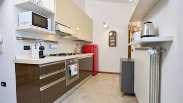 Microonde, forno, piano cottura, lavastoviglie