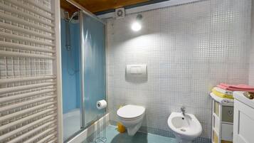 Doccia, asciugacapelli, bidet, asciugamani