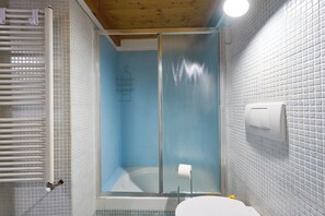 Douche, sĂšche-cheveux, bidet, serviettes fournies