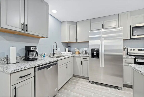 Refrigerador, microondas, horno, placa de cocina