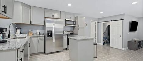 Kühlschrank, Mikrowelle, Ofen, Herdplatte