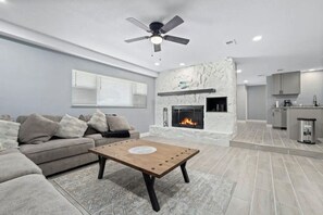 Smart TV y chimenea