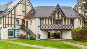 Ein traditionelles Fachwerkhäuschen mit einem zentralen Eingang und einer Treppe zur Haustür.