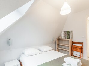 1 chambre, fer et planche à repasser, draps fournis