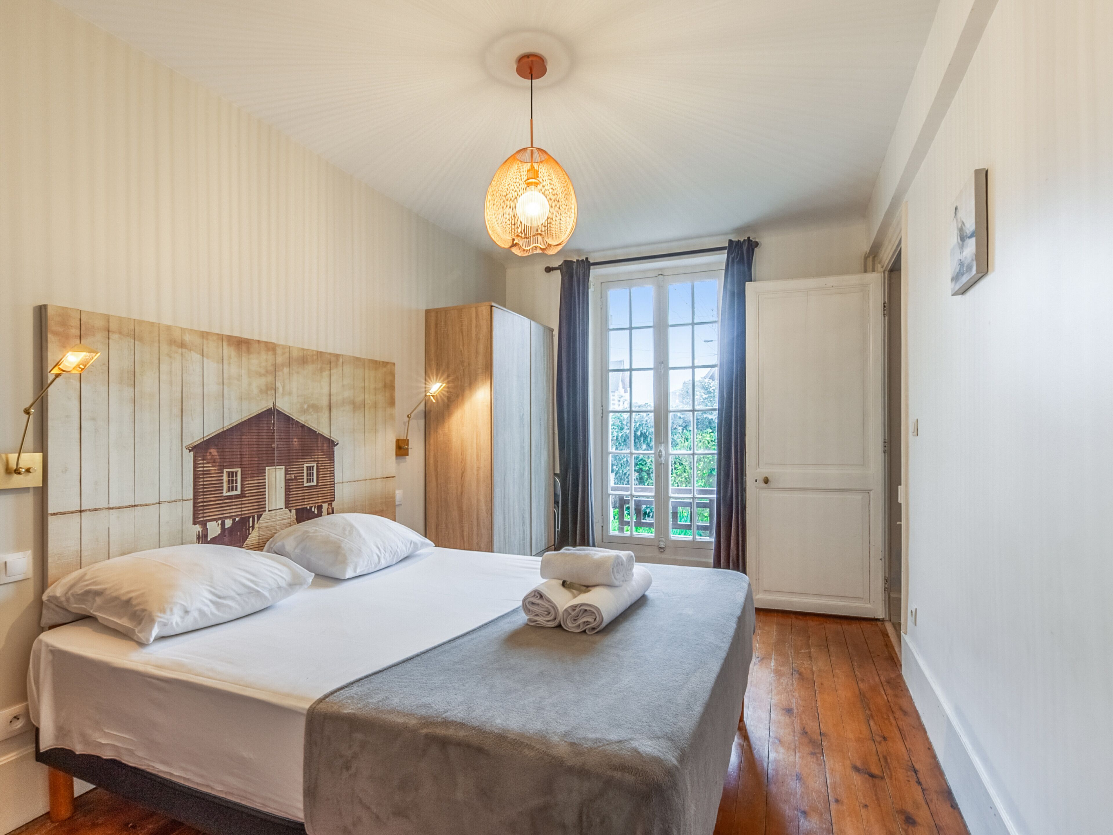 4 bedrooms, desk, bed sheets