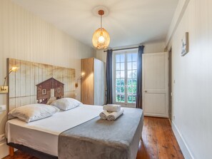 4 bedrooms, desk, bed sheets