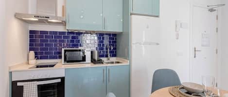 Een koelkast, een magnetron, een oven, een koffiezetapparaat/waterkoker