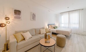 TV - Housing El Rastro by Sharing Co (Madrid)