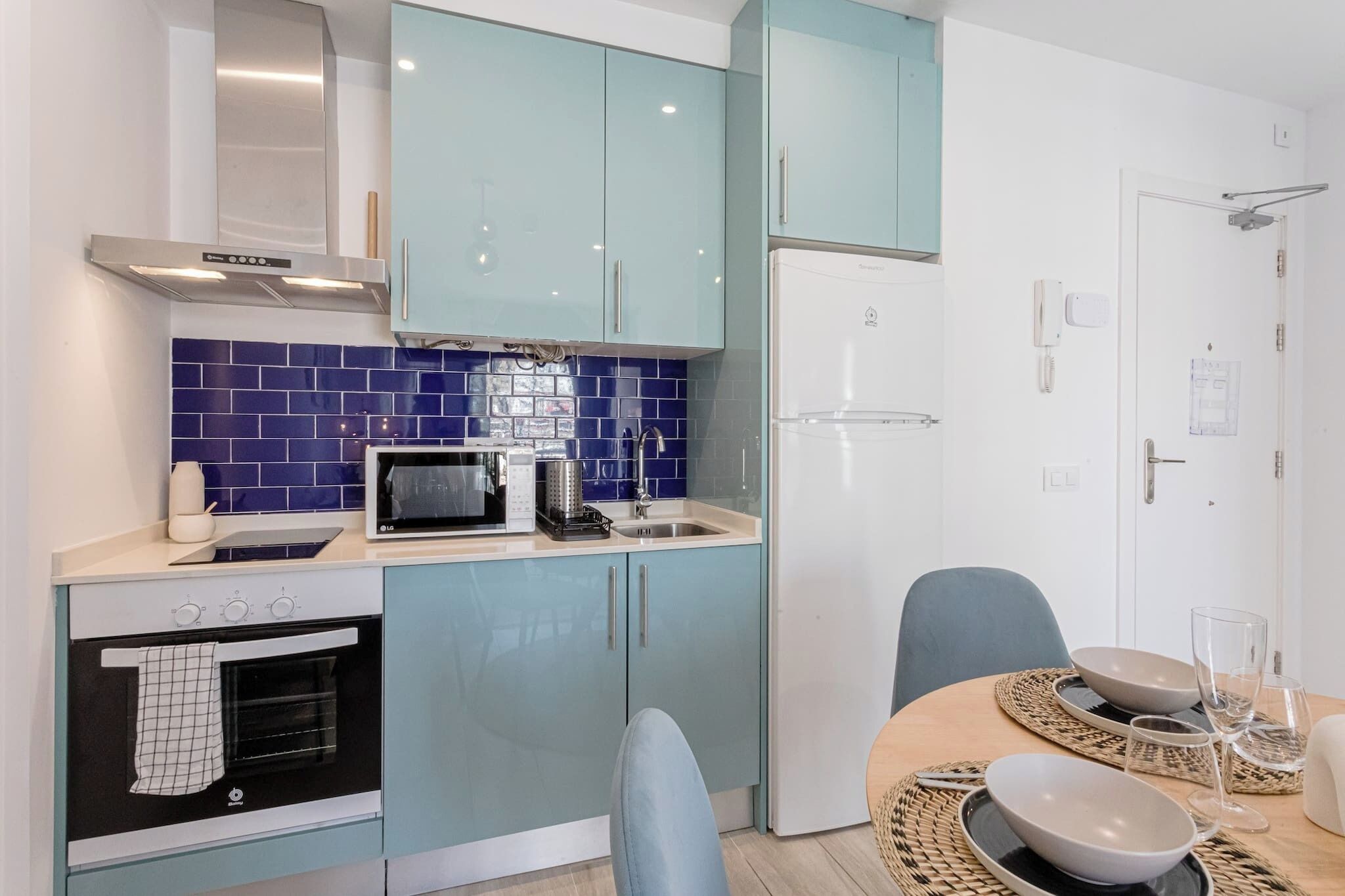 Kylskåp, mikrovågsugn, ugn och kaffe- och tebryggare