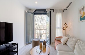 TV - Housing El Rastro by Sharing Co (Madrid)