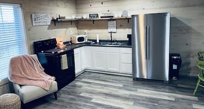 Peaceful Cozy Cabin 10 minutes from Historic downtown Madison