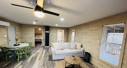 Peaceful Cozy Cabin 10 minutes from Historic downtown Madison