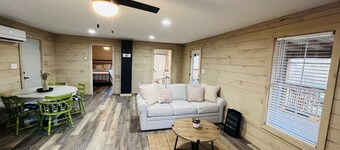 Peaceful Cozy Cabin 10 minutes from Historic downtown Madison